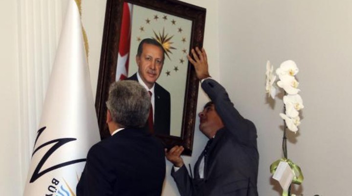 Kayyumun ilk işi Erdoğan ın fotoğrafını asmak oldu