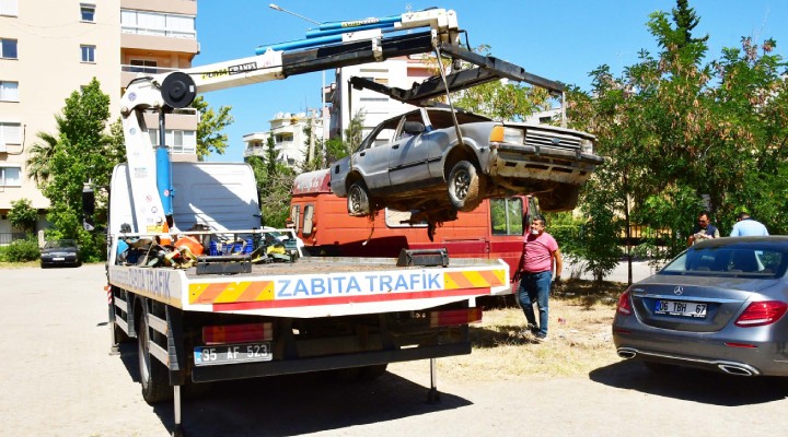 Narlıdere’de hurda araçlar toplanıyor