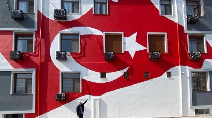  Süs gibi  Türk bayrağı çizimine tepki