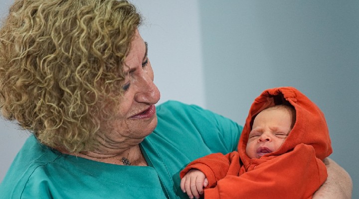 57 yıllık Nokta ebe meslek heyecanını bebeklerle yaşatıyor
