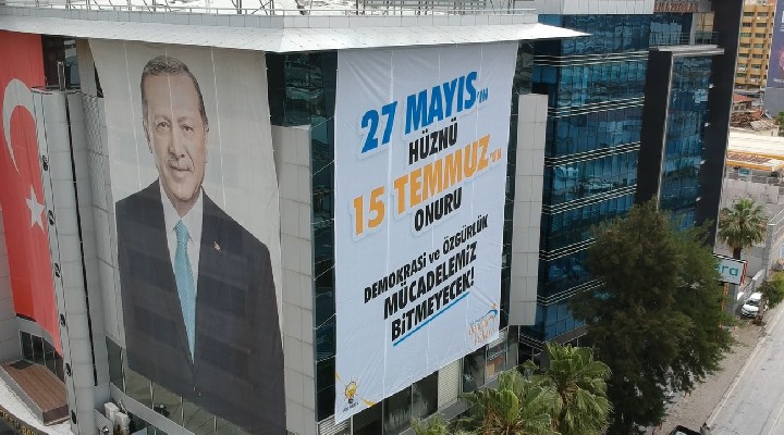 AK Parti İl binasına dikkat çeken pankart