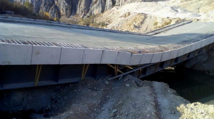 AK Partili belediyenin yaptığı köprü açılmadan çöktü!