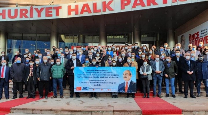 Ankara da CHP liler parti genel merkezi önünde toplandı