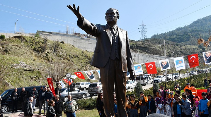 Atatürk heykeli yeni yerinde!