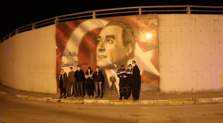 Atatürk ü silmeye çalıştılar, vatandaş siper oldu