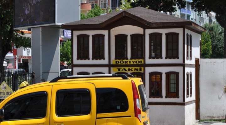 Atatürk’ün evinin benzerini yapıp taksi durağına çevirdi