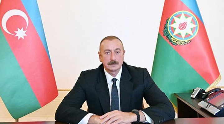 Azerbaycan bayrağı göndere çekildi