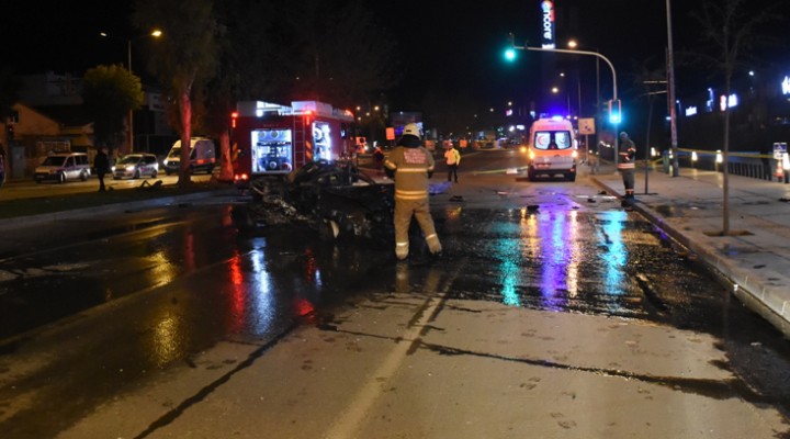 Balçova da feci kaza: 2 ölü, 1 ağır yaralı