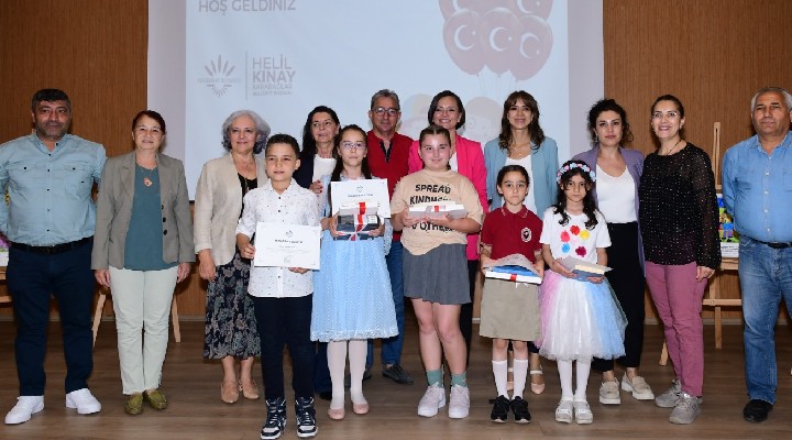 Başkan Kınay çocuklara ödüllerini verdi...
