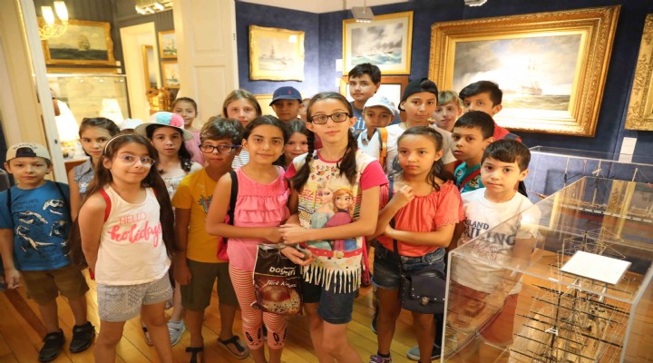 Bayraklılı çocuklar deniz müzesini gezdi