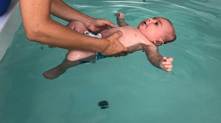 Bebek kulaçlar... Yüzerek güçleniyorlar
