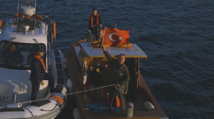 Boğaz dan geçen tüm gemilere Türk bayrağı