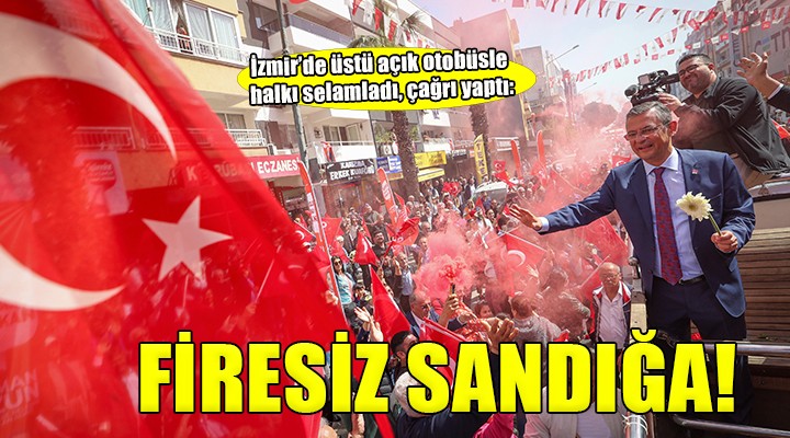 CHP lideri Özgür Özel, İzmir de üstü açık otobüsle halkı selamladı...