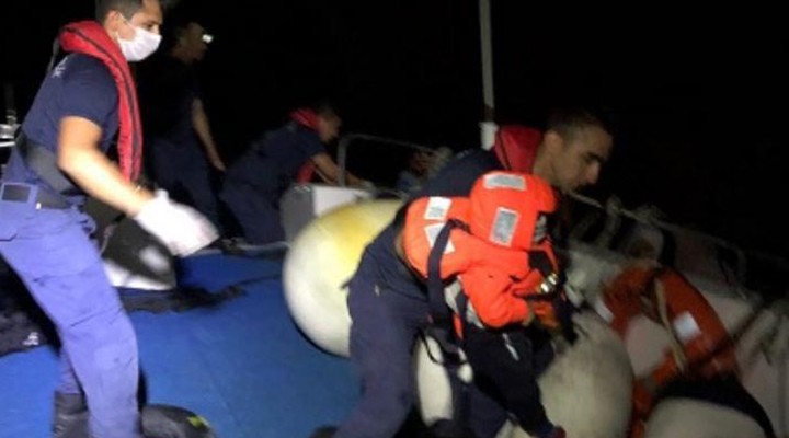 Çeşme açıklarında 30 kaçak göçmen yakalandı