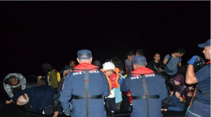 Çeşme de 111 kaçak göçmen ile 5 organizatör yakalandı