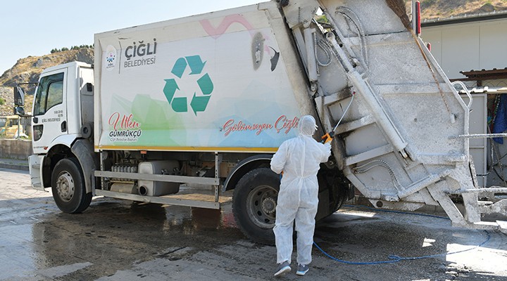 Çiğli’de çöp kamyonlarına koronavirüs temizliği