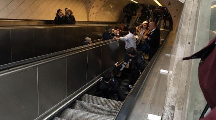 Çocuğun saçları metro istasyonunda yürüyen merdivenlere sıkıştı
