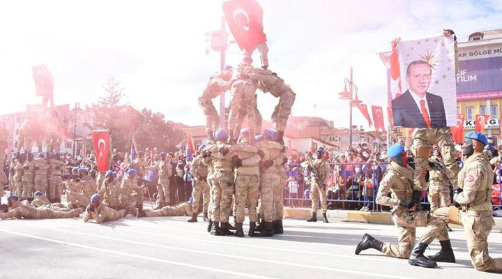 Cumhuriyet Bayramı kutlamalarında askerler Erdoğan posteri açtı!