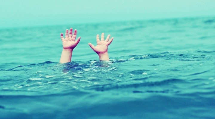 Denizdeki çocuğu kurtarmak isteyen 11 kişi boğuldu!