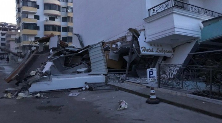 Depremde Türklerin kaldığı otel çöktü!