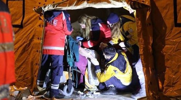 Depremzede sağlık çalışanları...  Onların gözyaşını silen yok 