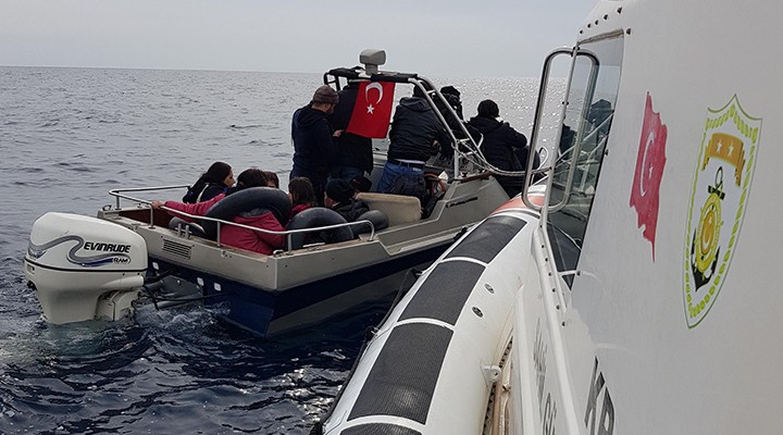 Dikili de 20 kaçak göçmen yakalandı
