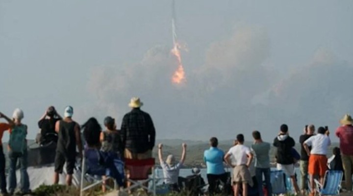 Elon Musk un roketi fırlatma denemesinde patladı