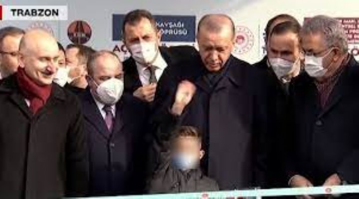 Skandalla ilgili yeni görüntüler ortaya çıktı... Erdoğan, çocuğun eline mikrofonu verip:  Al bunla söyle  demiş...