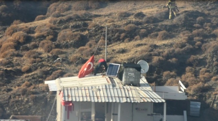 Eşyalar yerine çatıdaki Türk bayrağını kurtardı!