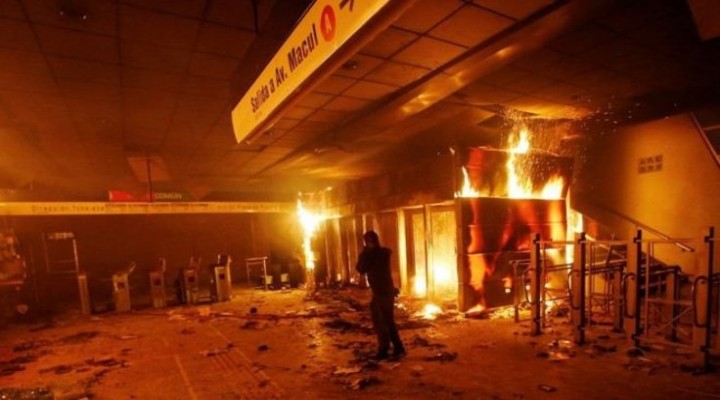 Halk, metro zammına isyan etti! OHAL ilan edildi