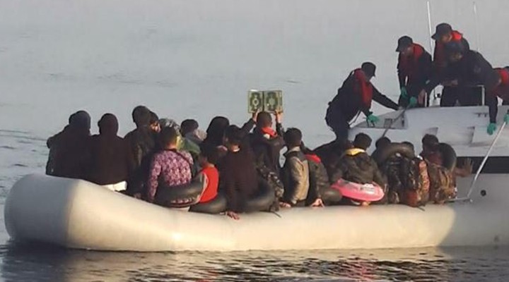 İki lastik botta 86 kaçak göçmen