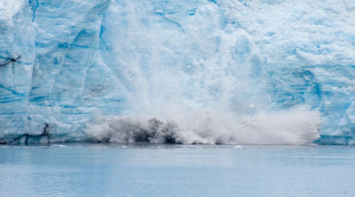 İklim değişikliği nedeniyle Grönland’de büyük bir buz tabakası koptu