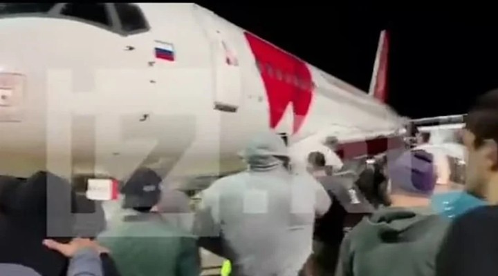İsrail’den gelen yolcu uçağını bastılar!