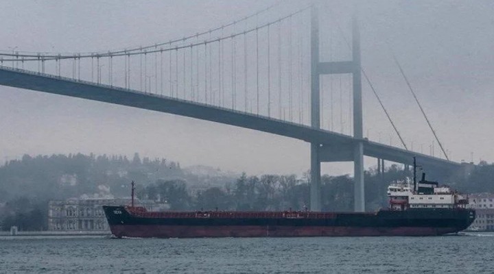 İstanbul Boğazı nda gemi trafiği durdu!