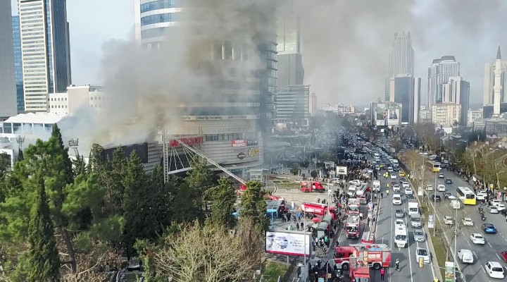 İstanbul da AVM de yangın!