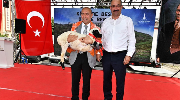 İzmir Büyükşehir de başkanlar değişse de gelenek sürüyor.. Üreticiye hayvan desteği!
