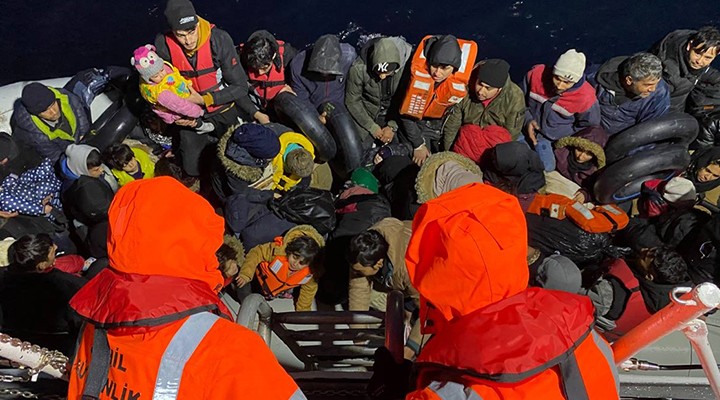 İzmir açıklarında 122 kaçak göçmen kurtarıldı