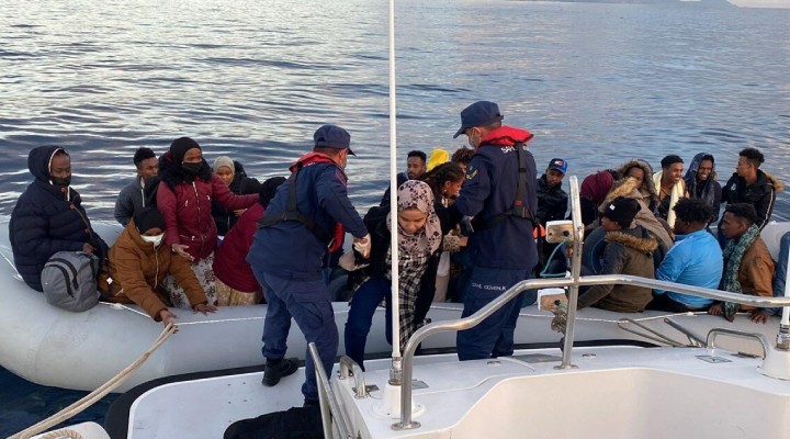 İzmir açıklarında 67 kaçak göçmen kurtarıldı