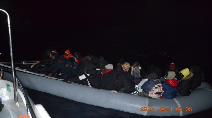 İzmir da 48 kaçak göçmen kurtarıldı
