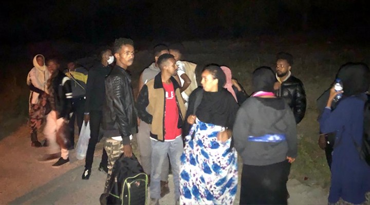 İzmir de 25 kaçak göçmen yakalandı