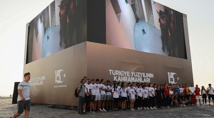 İzmir de 3 boyutlu LED Kule ile 15 Temmuz video gösterimi yapıldı