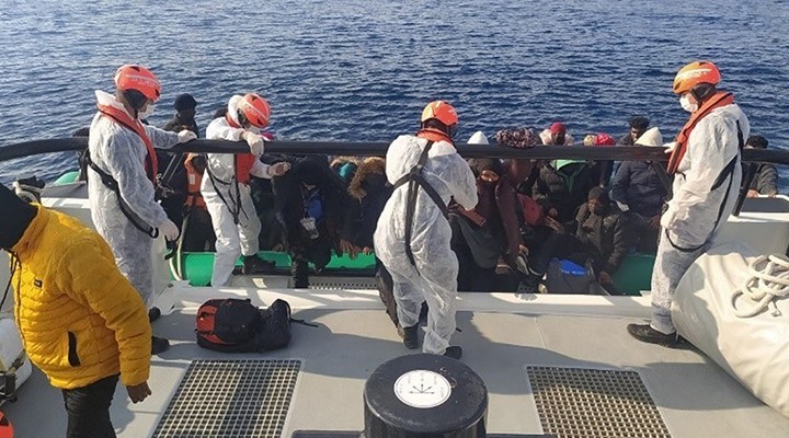 İzmir de 33 kaçak göçmen kurtarıldı