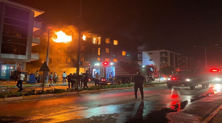 İzmir de 5 katlı bina alev, alev yandı