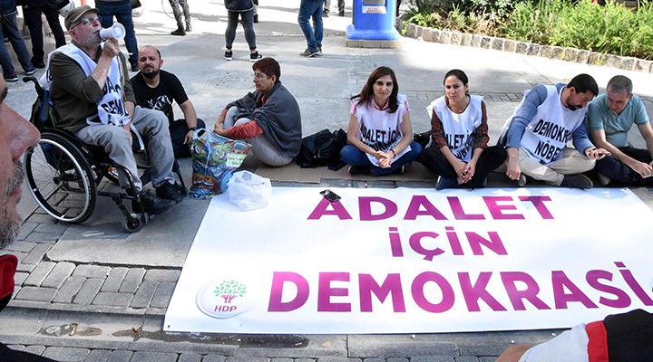 İzmir de HDP li 5 vekil oturma eylemi başlattı