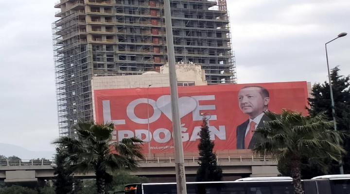 İzmir de  Love Erdoğan  afişleri