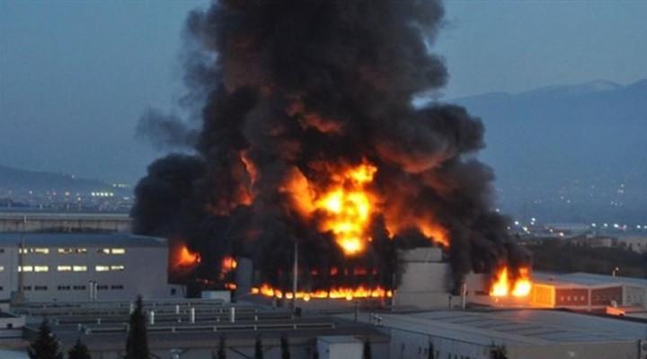 İzmir de Organize Sanayi Bölgesi nde yangın...