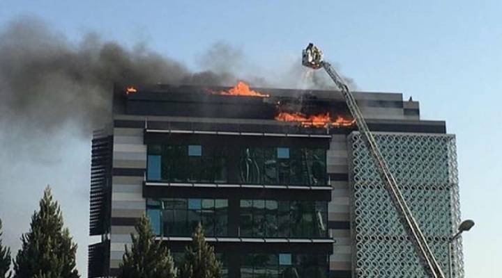İzmir de çatı yangını