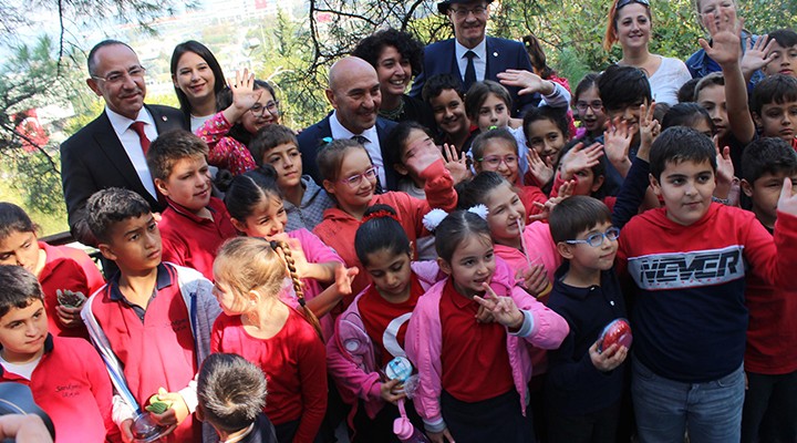 İzmir de dijital kütüphane açıldı