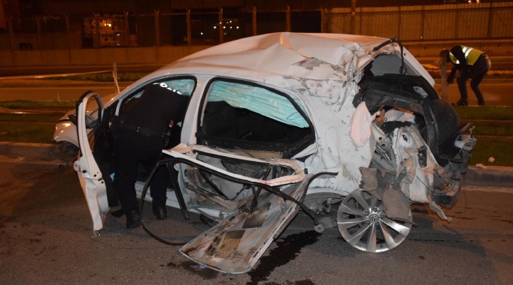 İzmir de feci kaza: 1 i ağır 4 yaralı