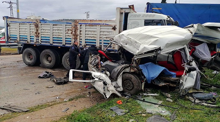 İzmir de feci kaza... 1 ölü, 4 yaralı